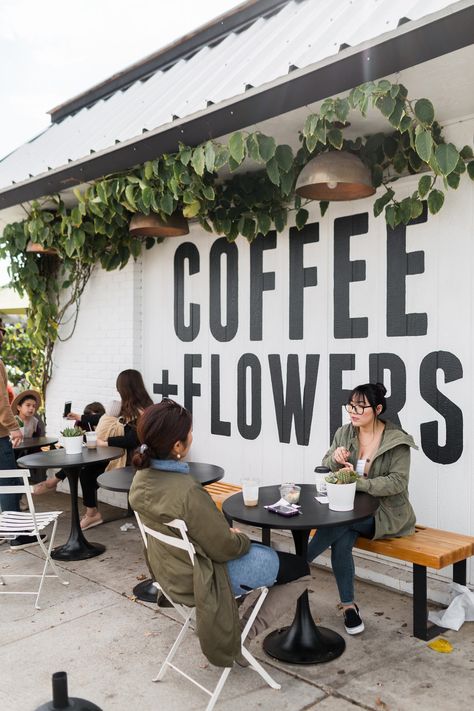 Terrace Cafeteria Design, Plant Coffee Shop, Coffee Bar Small, Coffee Shop Exterior, Mini Coffee Bar, Terrace Lounge, Communal Coffee, Dream Flower, Flower Cafe