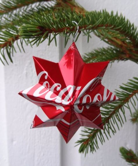 A soda can and a wire are all you need to make this beautiful upcycled Christmas ornament. Coke Can Crafts, Pop Can Crafts, Lon Bia, Soda Can Crafts, Coca Cola Christmas, Aluminum Can Crafts, Aluminum Crafts, Can Crafts, Upcycled Crafts