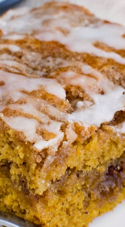 Gingerbread Coffee Cake, Cinnamon Roll Pumpkin, Halloween Pumpkin Cake, Gingerbread Coffee, Pumpkin Coffee Cakes, Pumpkin Cake Recipes, Cinnamon Roll Cake, Pumpkin Recipes Dessert, Cheesecake Desserts