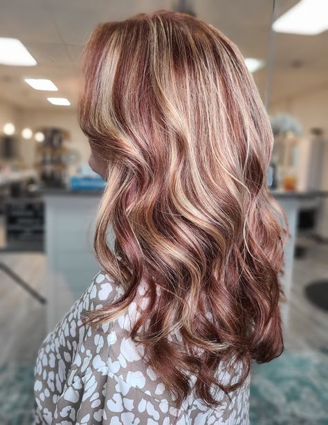 Strawberries And Cream Hair Color, Auburn And Blonde Highlights, Winter Hair Color Ideas For Blondes, Spring Hair Color Trends 2024, Spring 2024 Hair Trends, Blonde Hair With Red Highlights, Colorful Hair Ideas, Spring Highlights, Dirty Blonde Hair Ideas