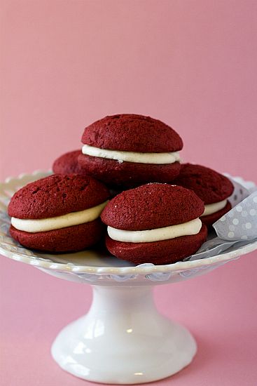 Favorite!!! Red Velvet Whoopie Pies, Vegetable Shortening, Whoopie Pie, Valentines Day Desserts, Whoopie Pies, Red Food, Cream Cheese Filling, 2 Eggs, Cookie Bars