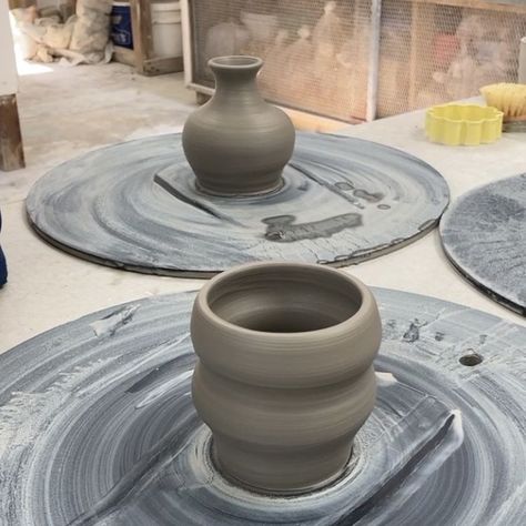 Ceramic Pottery Wheel Inspiration, Pottery Class Aesthetic, Pottery Class Ideas, Pottery Wheel Ideas, Pottery Space, Pottery Aesthetic, Wheel Pottery, Pottery Throwing, Ceramics Pottery Bowls