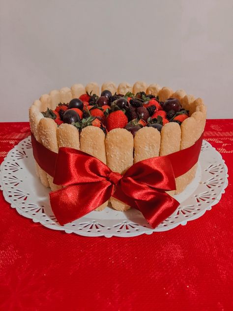 Torta com mousse e massa branca, geleia, frutas vermelhas e biscoito champanhe. Sobremesa bem natalina. Mini Cheesecake, Food Art, Cheesecake, Raspberry, Sweet Home, Fruit