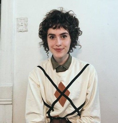 Androgynous Fashion Casual, Microbangs Curly Hair, Enby Fashion, Androgynous Outfits, Gender Fluid Fashion, Curly Bangs, Short Bangs, Casual Fridays, Queer Fashion