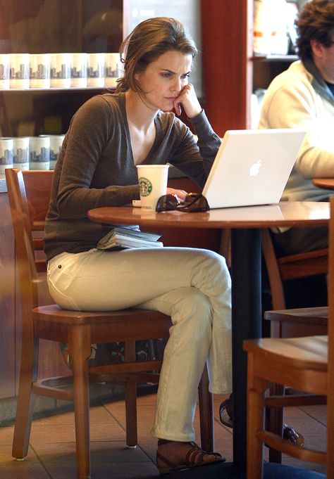 . Keri Russell Style, Keri Russell, Woman Sitting, French Chic, Mode Inspo, 가을 패션, Emma Watson, Daily Look, Style Icons