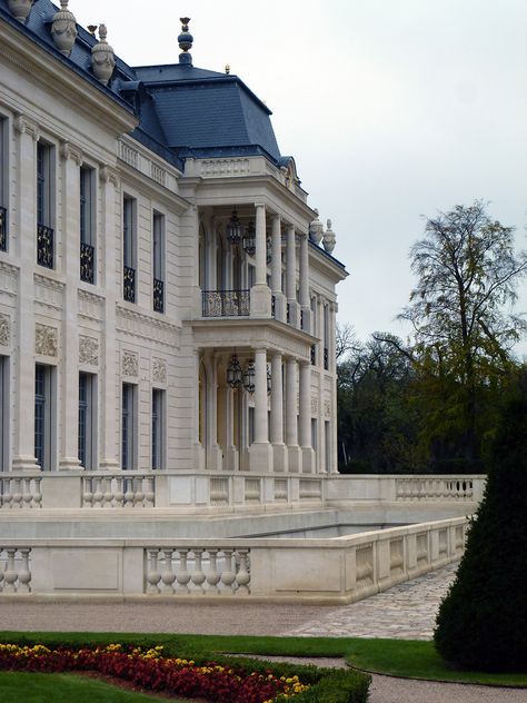 CHATEAU LOUIS XIV - UK - HÉRÈS Chateau Louis Xiv, 18th Century French Architecture, French Chateau Exterior 18th Century, Chateaux Exterior, Mansions Design, French Chateau Exterior, Chateau Exterior, Modern French Chateau, French Chateau Home