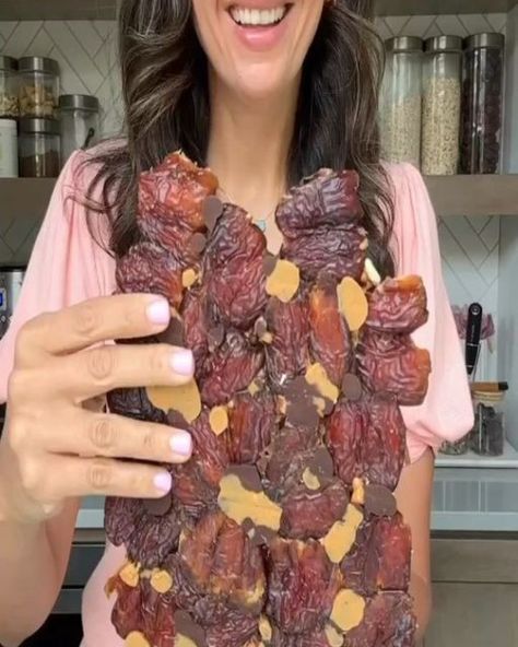 Date Snickers, Plant Based Cookbook, Date Recipes, Bark Recipe, Medjool Dates, Snacks Saludables, حلويات صحية, Healthy Sweets Recipes, Delicious Vegan Recipes