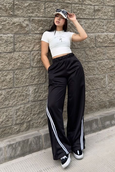 Track Pant Outfits For Women, Adidas Track Pants Outfit Woman, Track Pants Outfit Women, Jogger Pants Outfit Women, Pant Outfits For Women, Track Pants Outfit, Casual Oufits, Jogger Pants Outfit, Outing Outfit