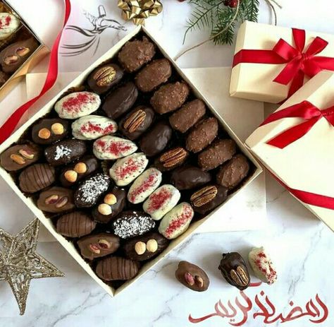 Dates Filling Ideas, Ramadan Gift Box Ideas Dates, Snack Box For Boyfriend, Dates With Chocolate, Ramadan Treat Boxes, Date Box Ideas, Dates Gift Ideas, Chocolate Gift Box Ideas, Filled Dates