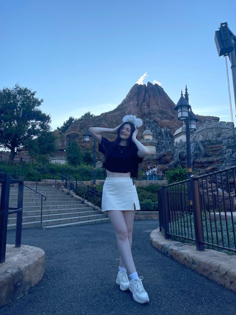 Girl wearing white skirt, black t-shirt, and white mouse ears Tokyo Disney Sea Outfit, Disney Sea Outfit, Tokyo Disneyland Outfit, Disney Sea Tokyo, Disneyland Outfit Winter, Sea Outfit, Tokyo Photos, Disneyland Outfits, Disney Sea