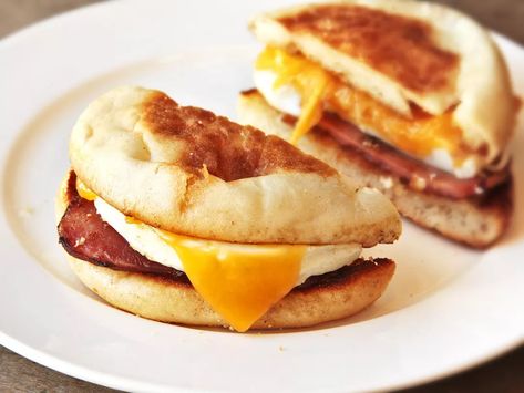 Egg Mcmuffin Recipe, Mcdonalds Recipes, Egg Mcmuffin, Break Fast, Clam Recipes, Canadian Bacon, Food Lab, Breakfast Sandwiches, Dinner Meals