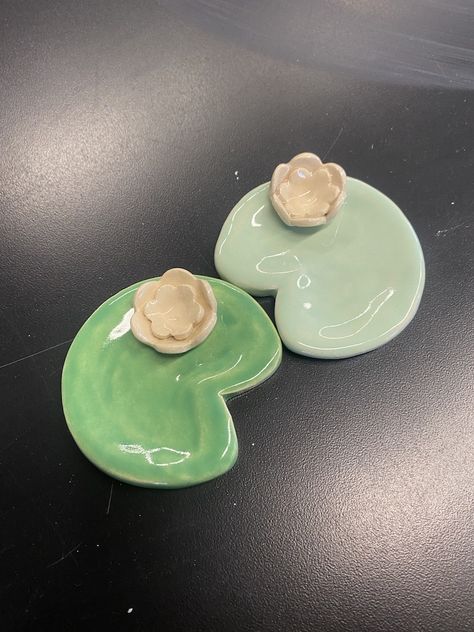 Small Ring Holder, Pottery Jewerly Holders, Small Cute Ceramic Ideas, Cute Clay Dishes Aesthetic, Pinch Pot Ideas Ceramics Aesthetic, Ceramics Ideas Jewelry Holder, Lily Pad Jewelry Dish, Cute Ceramic Jewelry Holder, Jewelry Holder Made Out Of Clay