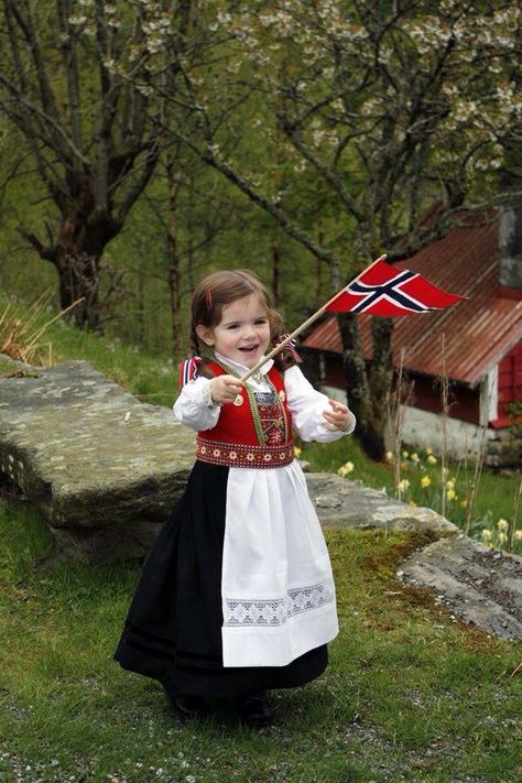 Little Norwegian girl. :) Denmark Traditional Clothing, Norway Folklore, Norwegian Costume, Scandinavian Outfits, Norway Girls, Norwegian Clothing, Norwegian Bunad, Norway Flag, Scandinavian Summer