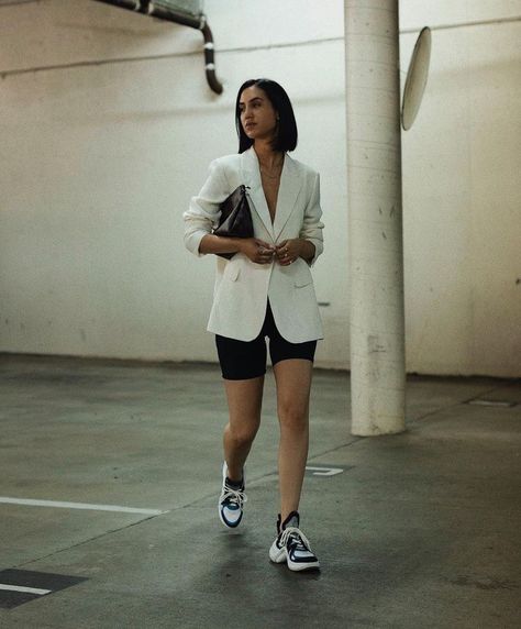 White Blazer Outfits, Blazer E Short, Bike Shorts Outfit, Biker Shorts Outfit, Outfit Chic, Blazer Outfit, Biker Short, Parking Garage, Blazer And Shorts