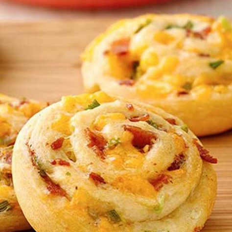 Bacon Cheddar Pinwheels Recipe Appetizers with Pillsbury™ Refrigerated Crescent Dinner Rolls, ranch dressing, bacon pieces, shredded cheddar cheese, green onions Cheesy Appetizer, Cheese Pinwheels, Bite Size Snacks, Pinwheel Recipes, Roll Recipes, Crescent Roll, Bacon Cheddar, Crescent Rolls, Appetizers For Party