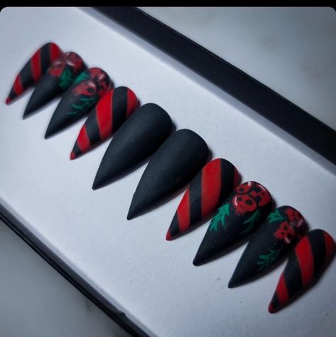 Spooky Winter Nails, Goth Christmas Nails Designs, Spooky Xmas Nails, Goth Xmas Nails, Succubus Nails, Pop Punk Nails, Krampus Nail Art, Horror Christmas Nails, Gothmas Nails