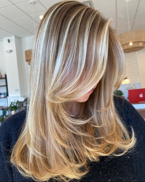 Dirty Blonde Hair With Layers, Blonde Hair With Long Layers, Layers On Fine Hair, Long Layered Haircuts For Fine Hair, Blonde Hair Over 40, Haircut For Volume, Layers Blonde Hair, Modern Rachel Haircut, Haircuts For Volume