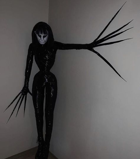 My fingers are long enough yo penetrate your deepest corners Creepy Costumes, Creepy Core, Mannequin Art, Punk Design, Eldritch Horror, Halloween Makeup Inspiration, Fashion Silhouette, رعب نفسي, Gothic Fantasy Art