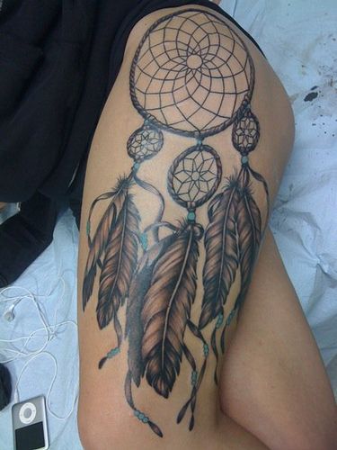 Dreamcatcher Tattoo Designs, Ideas and Meaning - so stunning I wish I were daring enough to have this tattoo Native American Tattoo Designs, Tato Paha, Dream Catcher Tattoo Design, Native American Tattoo, Native American Tattoos, Thigh Tattoo Designs, Dream Catcher Tattoo, Kadeřnické Trendy, Geniale Tattoos