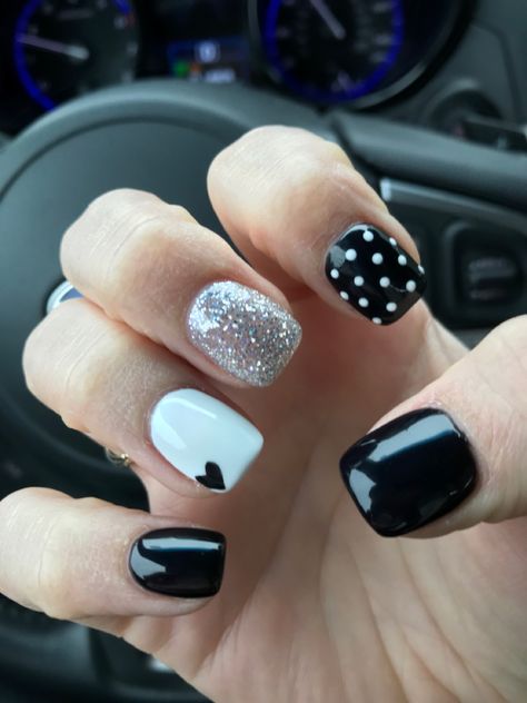 Black And White Sns Nails, Disney Nails Black And White, Black Disney Nails, Nails Polka Dots, Black Nail Art Ideas, Rose Gold Nails Glitter, Cowboy Nails, Elegant Touch Nails, Shiny Nails Designs