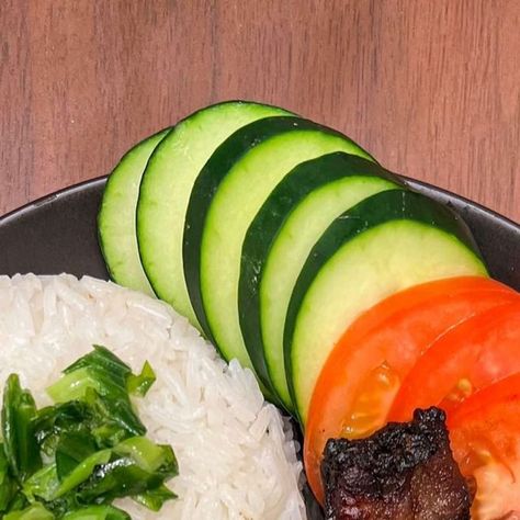 Mimi | Recipes, Travel, & Austin Food on Instagram: "Vietnamese lemongrass pork chops (sườn nướng) in the air fryer! These pork chops are super flavorful & can be served so many different ways! Make rice plates, vermicelli bowls, or salad, top with fresh veggies, pickled carrots & daikon, sunny side up egg, & finish it off with *lots* of fish sauce (nước chấm)! 😙🤌 INGREDIENTS: 4 (~1.5 lb) pork chops, bone-in 1 tbs fish sauce 2 tbs oyster sauce 1 tbs soy sauce 4 cloves garlic, minced 1 shallot, Vietnamese Lemongrass Pork, Lemongrass Pork Chops, Lemongrass Pork, Bamboo Candle, Instagram Recipes, Pickled Carrots, Austin Food, Weekly Meals, Food Favorites