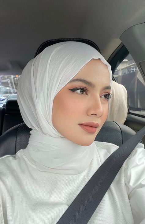 Hijab Makeup Look, Makeup Wisuda Hijab Flawless, Makeup Diy Tutorial, Selfie Hijab, Makeup Hijab, Hijab Makeup, Modern Hijab Fashion, Stylish Hijab