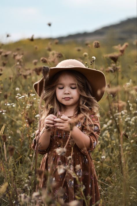 Toddler Pictures, Foto Kids, Toddler Photoshoot, Spring Photoshoot, Toddler Photos, Nature Photoshoot, Outdoor Pictures, Vintage Photoshoot, Toddler Photography