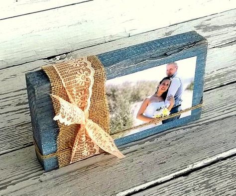 Cadre Photo Diy, Farmhouse Table Setting, Wood Block Crafts, Burlap Decor, Dekor Diy, Diy Picture Frames, Wedding Table Centerpieces, Frame Crafts, Rustic Farmhouse Decor