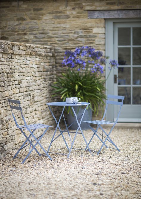 27 fab ideas for small gardens Ideas Para Decorar Jardines, Metal Garden Table, Flora Garden, A Brick Wall, Small Courtyards, Outdoor Tables And Chairs, Outdoor Bistro Set, Garden Table And Chairs, Garden Seating