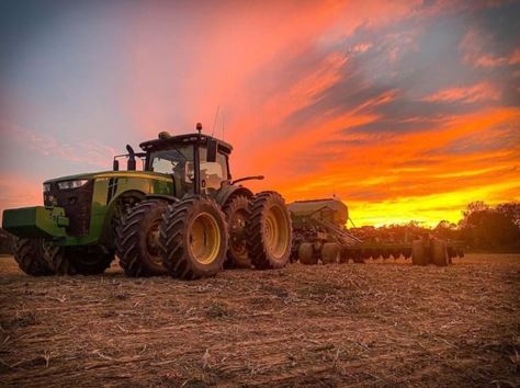 Tractor Aesthetic, Tractor In Field, John Deere Decals, Tractor Photography, John Deere Tractors Pictures, John Deere Tractors Farms, Tractor Photos, Country Backgrounds, Tractor Pictures