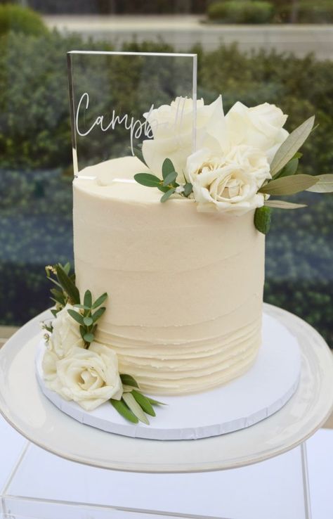 White Cakes, Henna Cones, Wedding Dessert Table, Simple Wedding Cake, Engagement Decorations, Dessert Tables, Custom Cake, Wedding Desserts, Simple Weddings