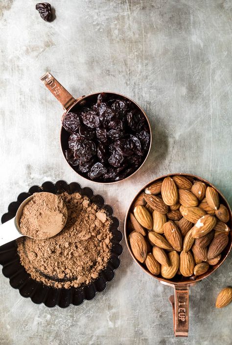 Chocolate Cherry Almond Energy Balls (gluten-free, vegan, refined sugar-free) | saltedplains.com Almond Energy Balls, Nutella Truffles, Date Balls, Cherry Almond, Chocolate Nutella, Energy Balls, Healthy Chocolate, Chocolate Cherry, Chocolate Almonds