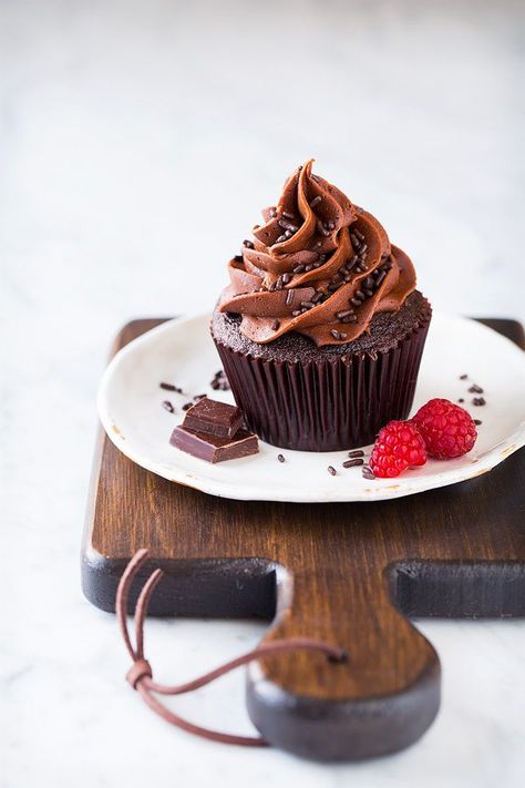 Chocolate Cupcakes (with Chocolate Cupcake Frosting) - Cooking Classy Frost Cupcakes, Cupcake Painting, Cupcake Photography, Gf Sweets, Gluten Free Chocolate Recipes, Baking Photography, Cupcake Chocolate, Chocolate Cupcakes Moist, Cupcakes With Chocolate