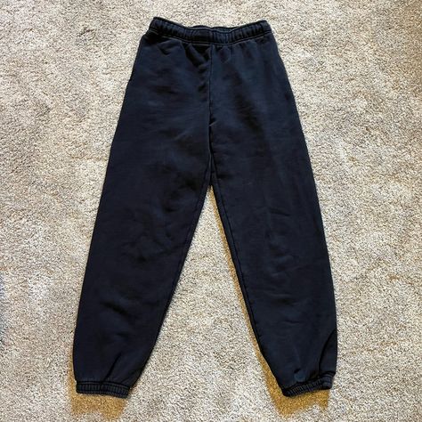 Aritzia Tna Cozy Fleece Mega Sweatpants In Black! Never Worn!! These Are A 2xs But Fit Me! (I Have A Size 25” Waist) Originally $75, Selling For $60 #Aritzia #Tna #Cozyfleece #Sweatpants Aritzia Must Haves, Aritzia Free Lounge Sweatpant, Aritzia Straight Sweatpants, Aritzia Cargo Sweatpants, Cargo Sweatpants Outfit, Aritzia Sweatpants, Aritzia Tna Sweatpants, Aritzia Tna, Aritzia Pants