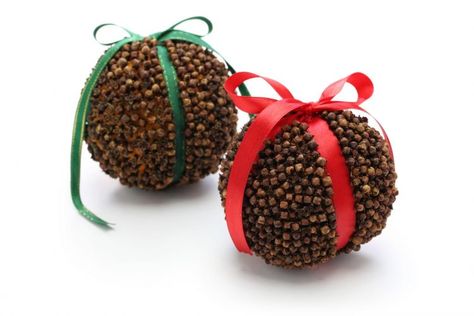 How to make old-fashioned pomander balls with oranges & cloves - #pomanderballs #oldfashioned #christmascrafts #vintagecrafts #cloves #oranges #crafts #potpourri #vintagechristmas #clickamericana #christmasdecorations Orange Pomanders, Wooden Xmas Trees, Pomander Balls, Orange Clove, Homemade Christmas Decorations, Diy Home Decor Ideas, Orange Spice, Handmade Christmas Decorations, Vintage Christmas Ornaments