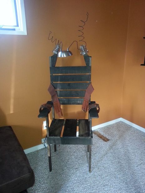 Life size Electric Chair for $8.00 Diy Electric Chair, Insane Asylum Halloween, Haunted Hospital, Haunted Asylums, Asylum Halloween, Halloween Maze, Scary Halloween Decorations Diy, Electric Chair, Halloween Office