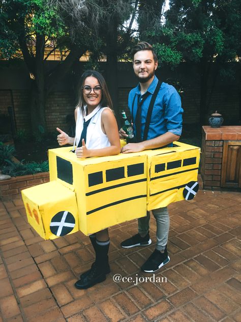 Couples costume, school bus #halloweencostumes #halloweenparty #couplegoals #bus #schoolbus Struggle Bus Costume, Bus Driver Costume, School Bus Costume, Cardboard Bus, Struggle Bus, Couples Costume, Decker Bus, Magic School Bus, Double Decker Bus