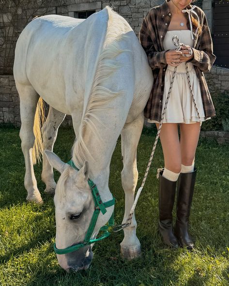 𝒞𝑜𝓊𝓃𝓉𝓇𝓎𝓈𝒾𝒹𝑒 𝒶𝑒𝓈𝓉𝒽𝑒𝓉𝒾𝒸𝓈 🤍🐎🍂 Rich Farmer Aesthetic, Countryside Aesthetic Outfit, Farmer Aesthetic, Countryside Outfit, Growing And Glowing, Countryside Aesthetic, Country Side, Outfit Dress, Aesthetic Outfit