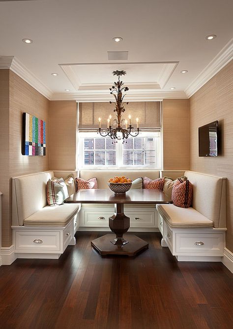 Traditional banquette dining room with pull out drawers that offer plenty of storage space [Design: The Renovated Home] Booth Seating In Kitchen, Dining Room Banquette, Kitchen Booths, Banquette Dining, Banquette Seating In Kitchen, Desain Pantry, Kitchen Banquette, Kitchen Seating, Dining Design