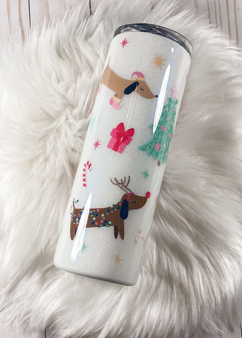 Christmas Glitter Wine Tumbler, Dog Glitter Tumbler, Dog Tumbler Cup Ideas, Horse Tumbler Cups Christmas, Dachshund Tumbler Ideas, Dog Mom Tumbler Cups, Resin Cups, Cricut Cups, Weenie Dog