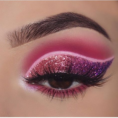 Rosa Make-up, Holographic Makeup, Pink Eyeshadow Look, Cute Eyeshadow Looks, Eyeshadow For Blue Eyes, Pink Eye Makeup, Makeup Hacks Beauty Secrets, Eye Makeup Designs, How To Apply Eyeshadow