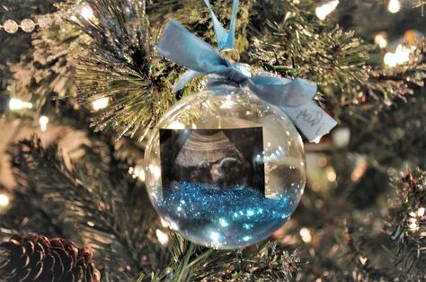 Christmas Gender Reveal Pictures, Gender Christmas Reveal, Gender Reveal Ornament Diy, Winter Theme Gender Reveal Party Ideas, Christmas Gift Gender Reveal, Gender Reveal Christmas Ornament, Christmas Ornament Gender Reveal, Christmas Gender Reveal Photoshoot, Christmas Present Gender Reveal