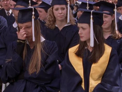 season 3: episode 22 of gilmore girls (rory's graduation at chilton ;)) Graduation Gilmore, Rory Gilmore Graduation, Rory Graduation, Gilmore Girls Graduation, Rory And Paris, Lane Kim, Paris Geller, Jess Mariano, Peyton Sawyer