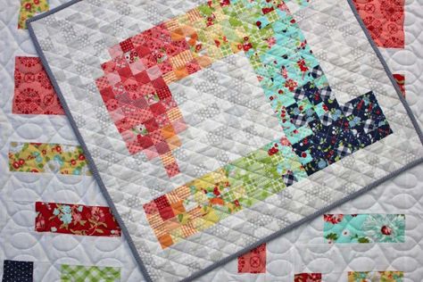 6 Tips for Tiny Patchwork_Pixelated Sewing Machine Sewing Machine Pattern, Quilt Blocks Easy, Mini Quilt Patterns, Charm Quilt, Easy Quilt, Machine Pattern, Fusible Interfacing, Mini Quilts, Mini Quilt