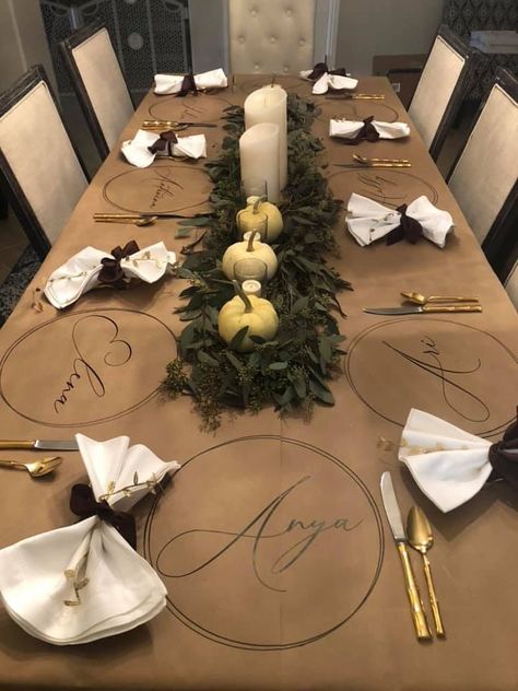 Thanksgiving Crafts For Adults, Thanksgiving Tablescapes Simple, Thanksgiving Dinner Table Setting, Friendsgiving Dinner Party, Thanksgiving Friendsgiving, Thanksgiving Table Runner, Friendsgiving Dinner, Thanksgiving Dinner Table, Crafts For Adults