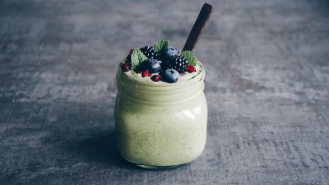 Avocado Pistachio Smoothie Pistachio Smoothie, Fig Smoothie, Avocado Smoothie Recipe, Chocolate Peanut Butter Smoothie, Best Green Smoothie, Calorie Calculator, Vegan Cafe, Coconut Smoothie, Avocado Smoothie