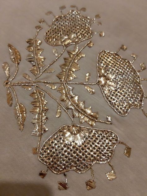 Gold Work Embroidery, Embroidery Fashion Detail, Zardozi Embroidery, Bridal Jewelry Vintage, Bead Embroidery Tutorial, Couture Embroidery, Bead Embroidery Patterns, Dress Design Patterns, Hand Work Embroidery