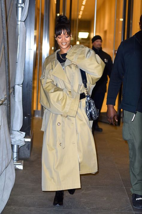 Rihanna Oversized Outfit, Oversized Overcoat, Robyn Fenty, Rihanna Street Style, Looks Rihanna, Black Men Fashion Urban, Rihanna Outfits, Leotard Fashion, Rihanna Looks