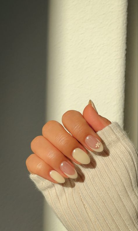 Nail Ideas Vanilla, Vanilla Girl Nails Almond, Aesthetic Minimal Nails, Vanilla Chrome Nails With Design, Vanilla Nails Acrylic, Vanilla Chrome French Nails, Vanilla Cream Nails, Vanilla Nails Design, Almond Nails Designs Fall 2023