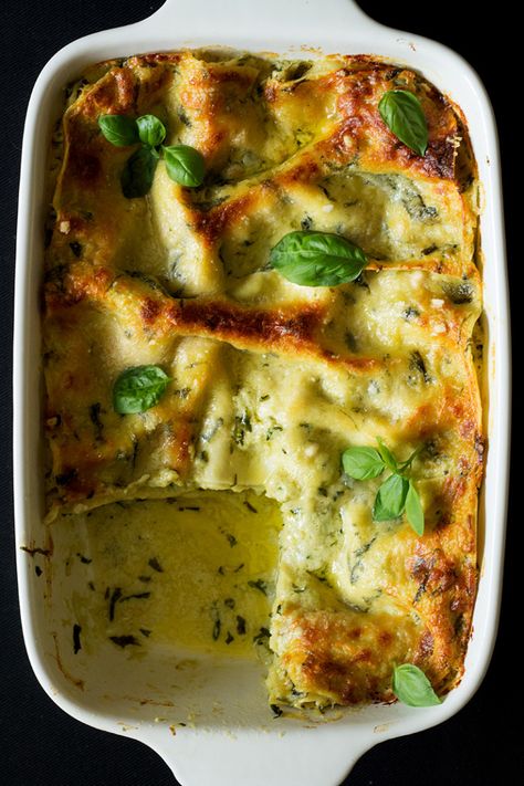 This creamy and cheesy pesto lasagna will blow your mind. You will be screaming "Mamma mia" after tasting it! #pesto #italy #lasagna | cookingtheglobe.com Italian Pesto, Italian Things, Pesto Lasagna, Lasagna Bolognese, Homemade Pesto Sauce, Italian Meals, Sunday Dinners, Gf Flour, Vegetarian Lasagna